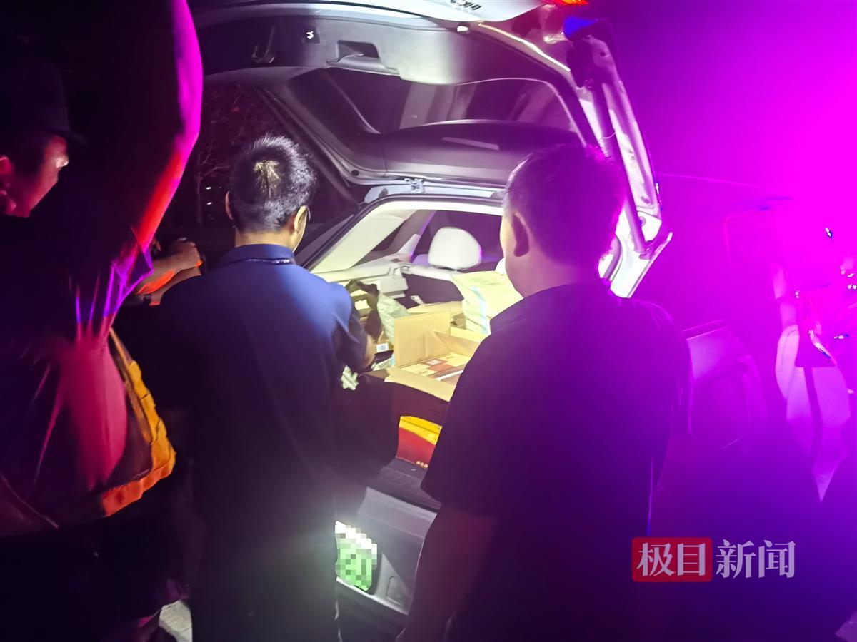 图4：汽车后备箱存放的品牌卷烟。.jpg