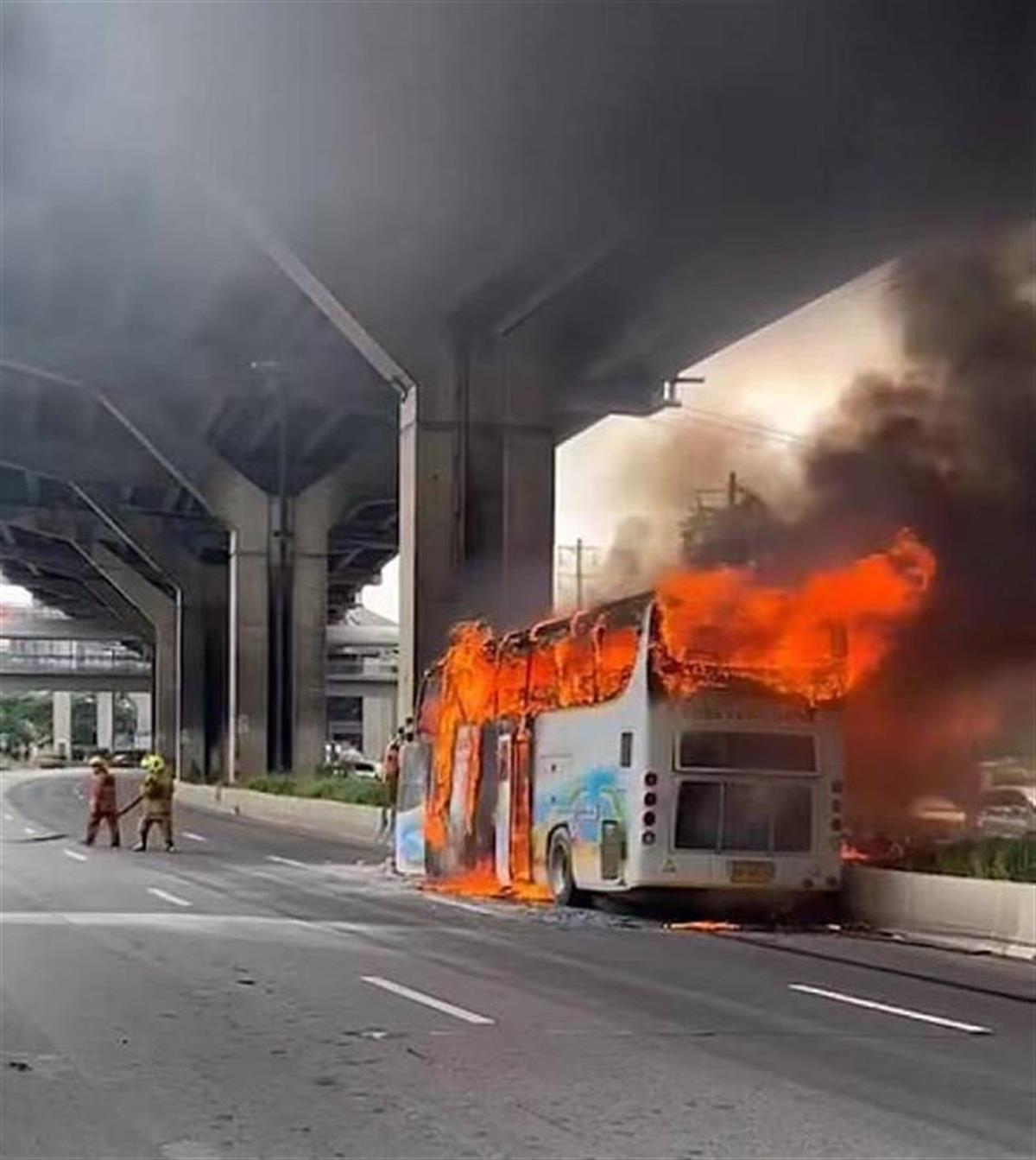 泰国校车起火事件已致25人死亡，泰总理称政府将承担所有医疗费用