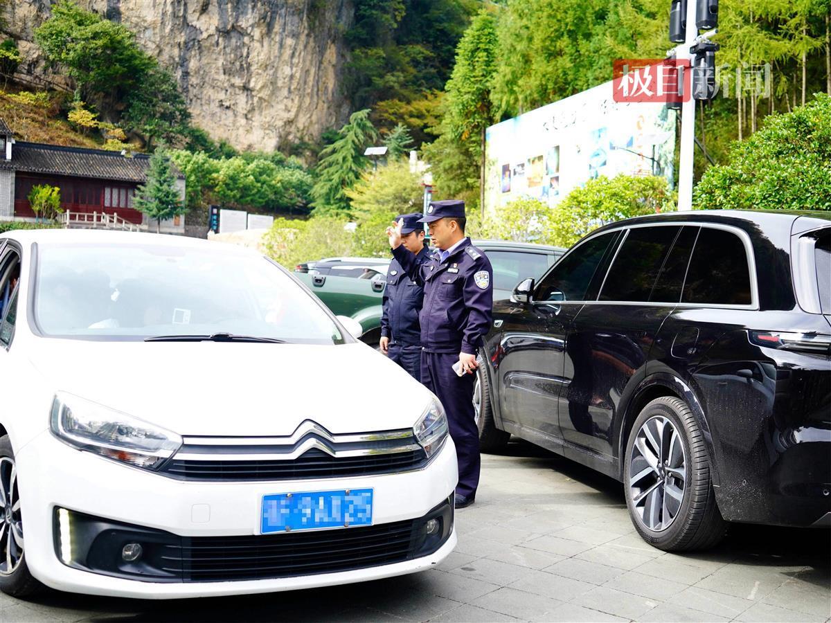 图1：民警在马桥镇尧治河景区执勤。通讯员李金荣 摄副本.jpg