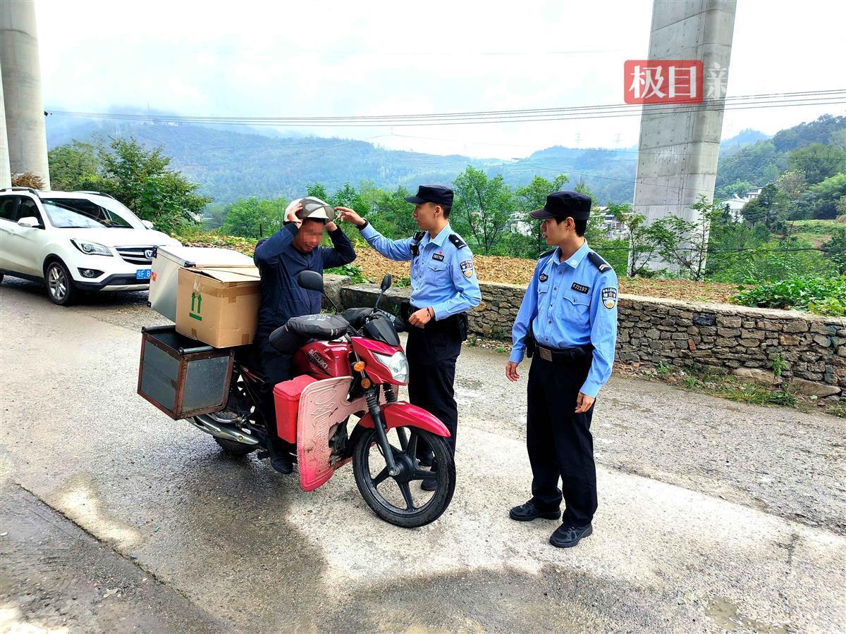 图2：民警在城关镇道路上巡逻劝导。通讯员李振 摄.jpg