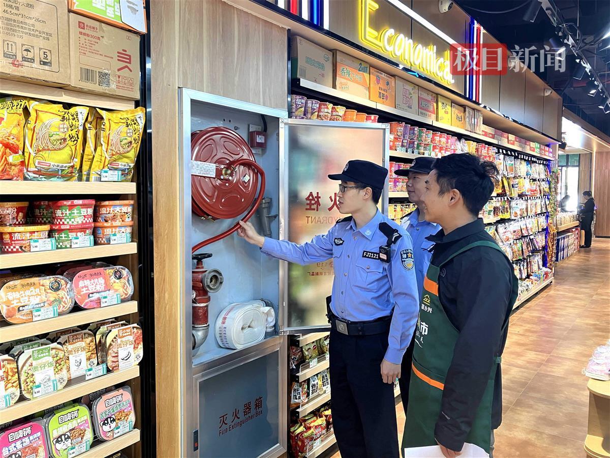 图3：民警检查后坪一超市消防设备。通讯员姚俊 摄.jpg