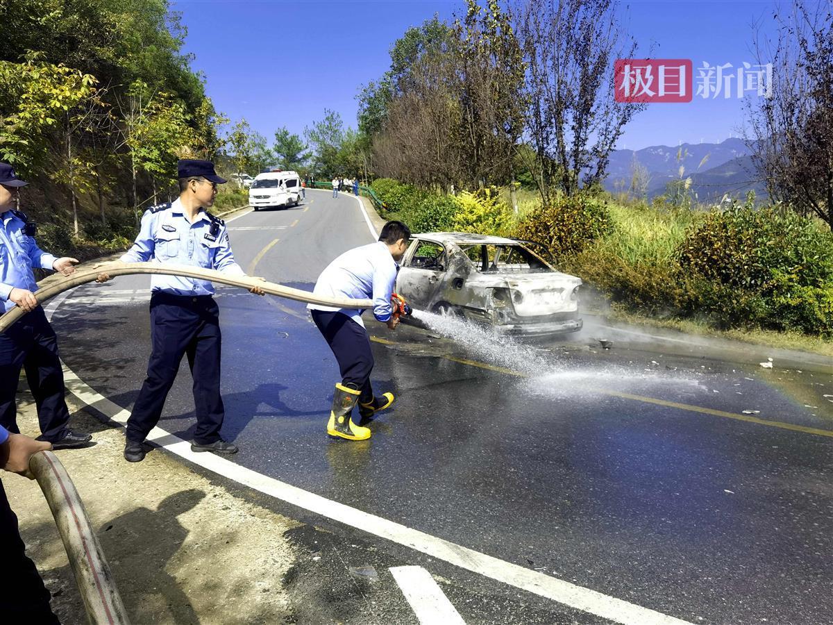 图5：民警对歇马某路段自燃车灭火。通讯员杨念念 摄.jpg