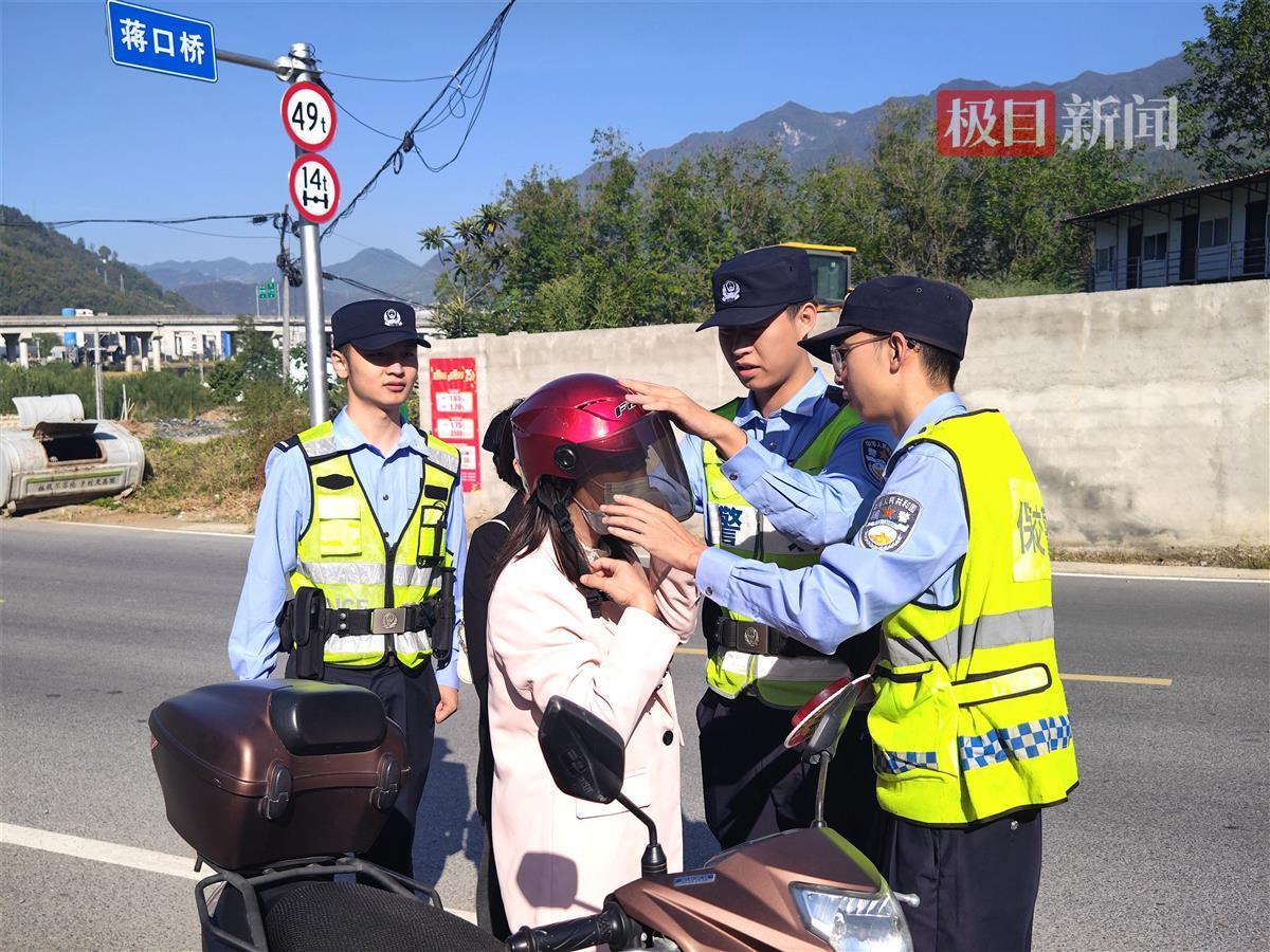 图7：民警在寺坪镇道路上巡逻劝导。通讯员曹镁曦 摄.jpg