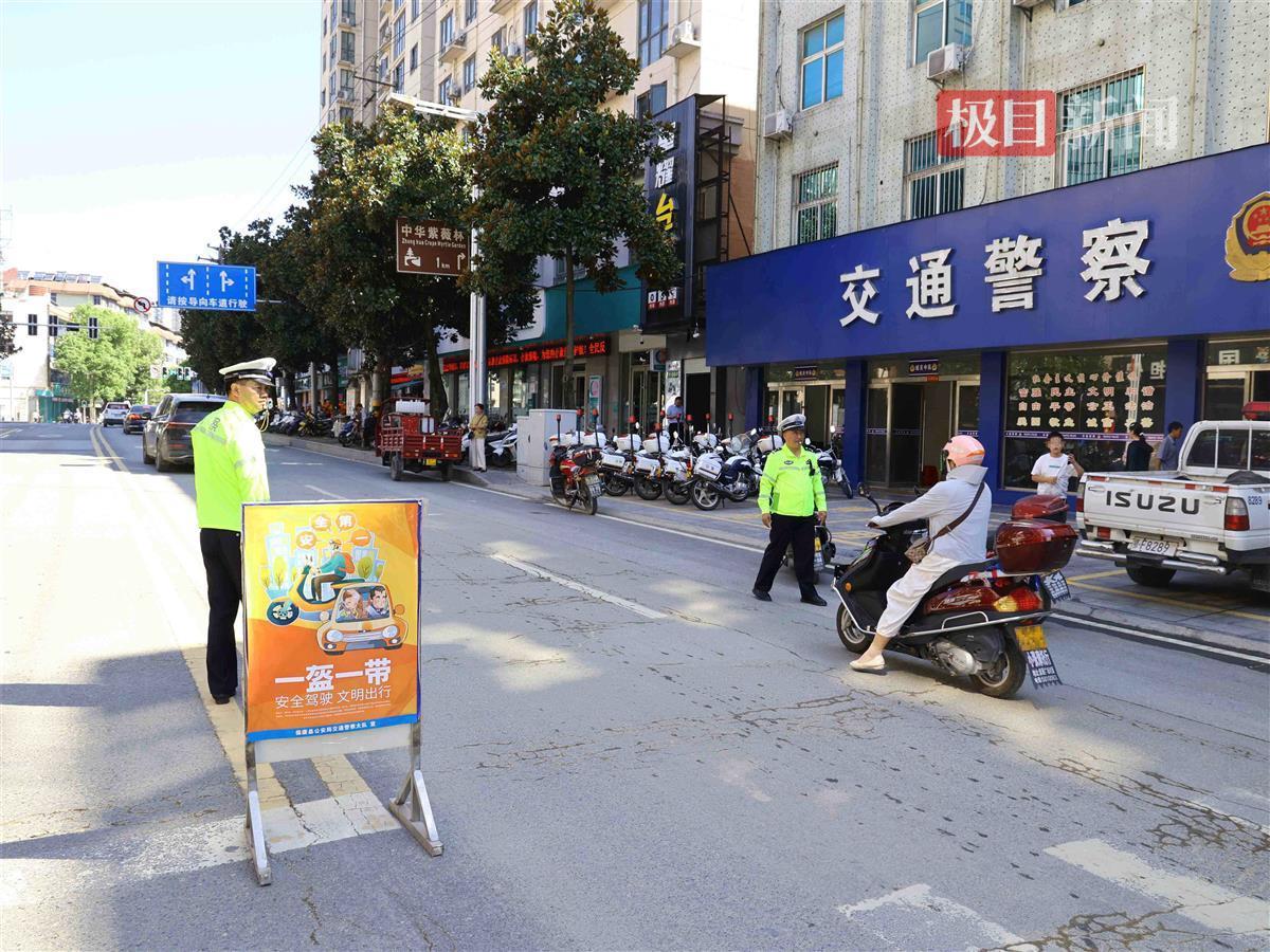 图8：交警正在保康城区清溪路纠章。通讯员李辉敏 摄.jpg