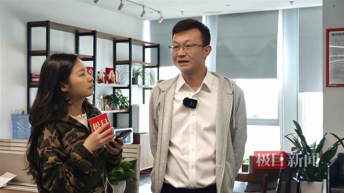 天风证券武汉徐东大街营业部业务总监徐文峰接受采访（图源：极目新闻记者拍摄）