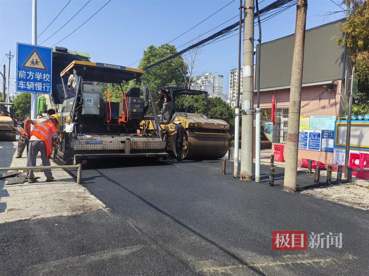 铺设沥青施工现场2.jpg