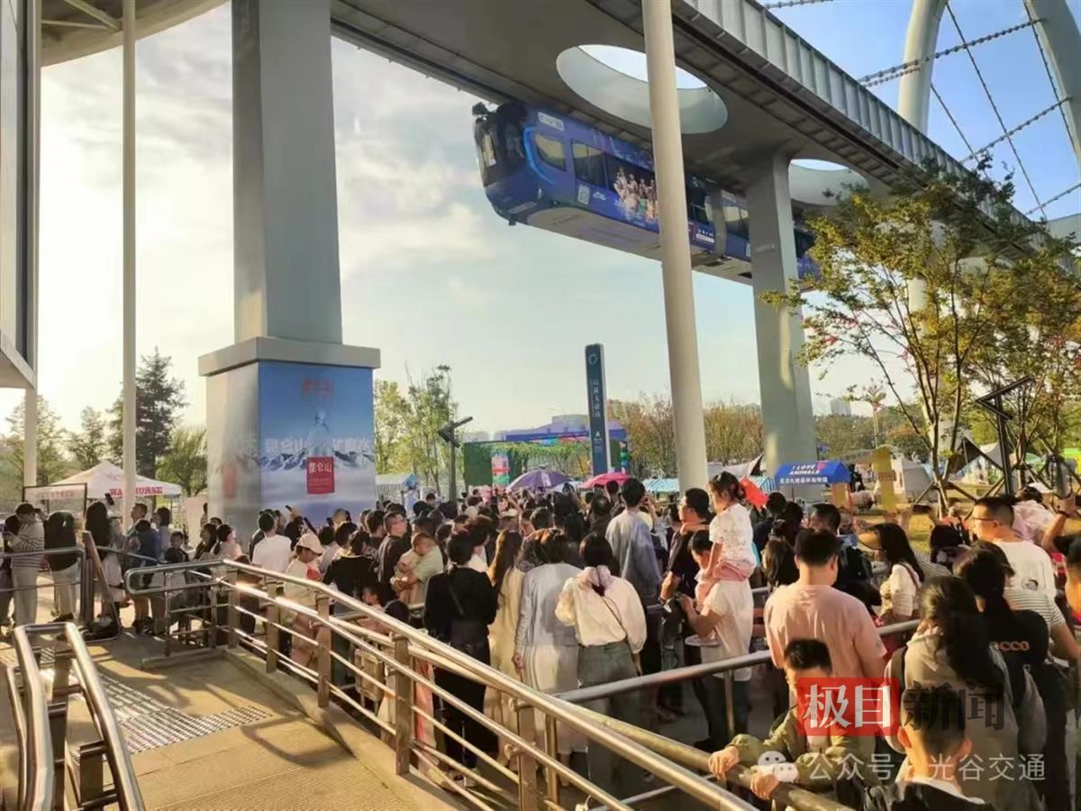 光谷空轨受欢迎.jpg