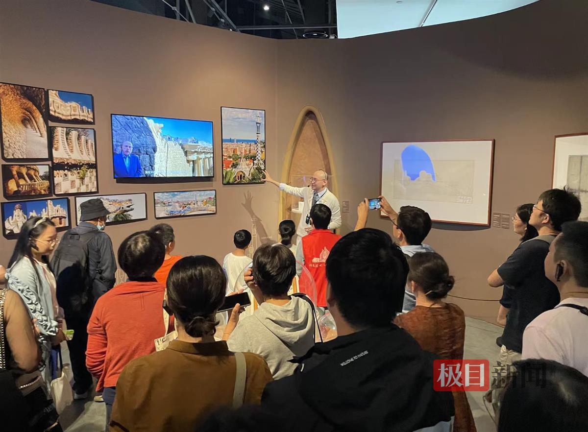 市民逛科技场馆.jpg
