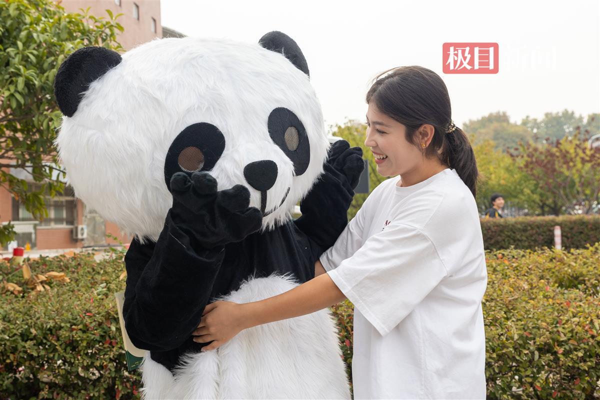 爱的抱抱(通讯员 郦雪怡 摄).jpg 爱的抱抱(通讯员 郦雪怡 摄).jpg