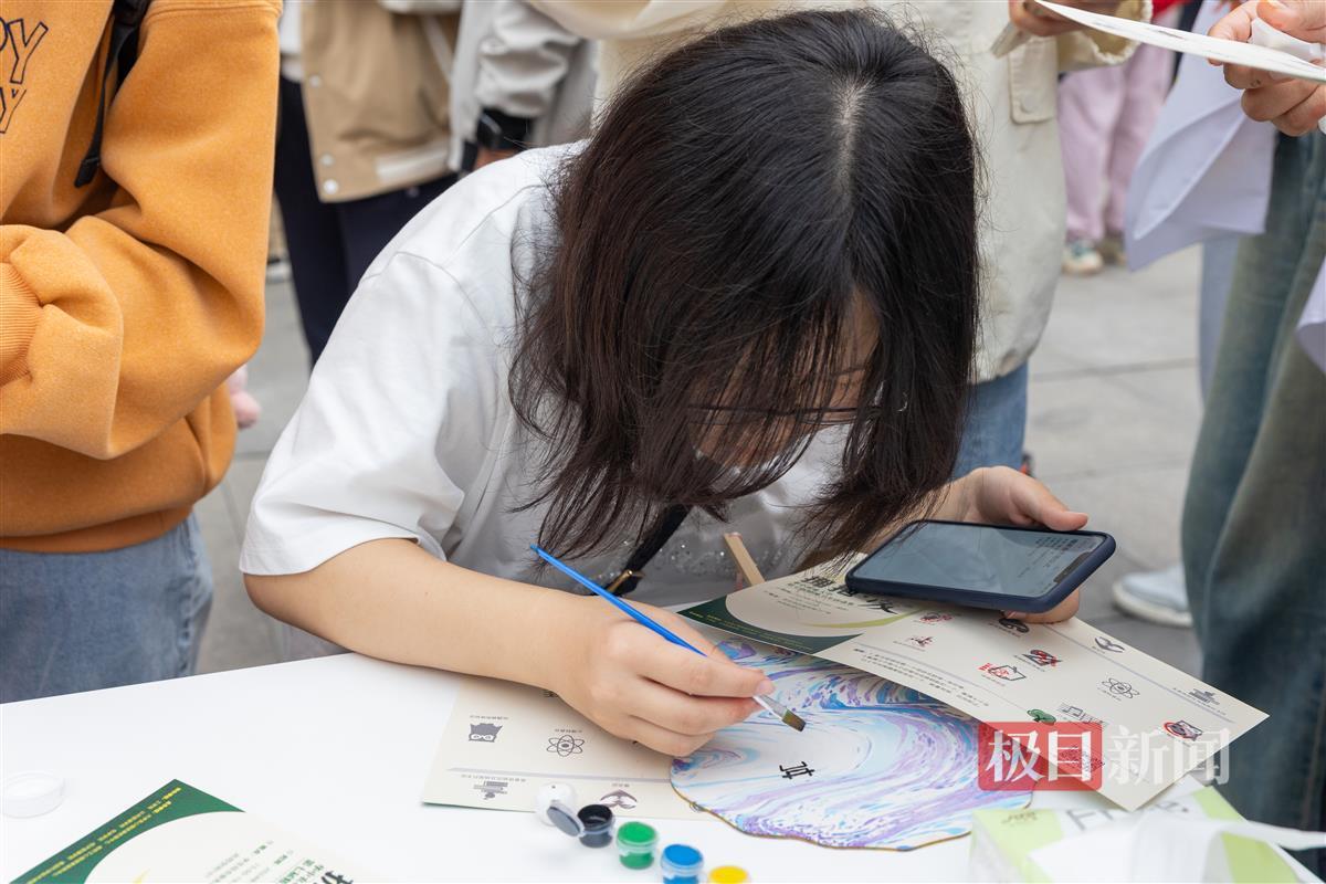 漆扇制作体验(通讯员 郦雪怡 摄).jpg 漆扇制作体验(通讯员 郦雪怡 摄).jpg