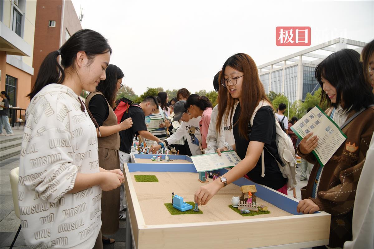 沙盘体验(通讯员 徐行 摄.JPG 沙盘体验(通讯员 徐行 摄.JPG