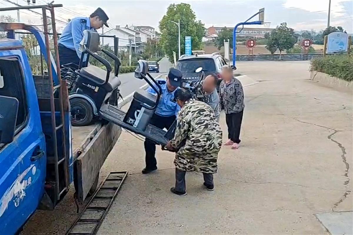 图二 将电动车返还给郑奶奶.jpg 图二 将电动车返还给郑奶奶.jpg