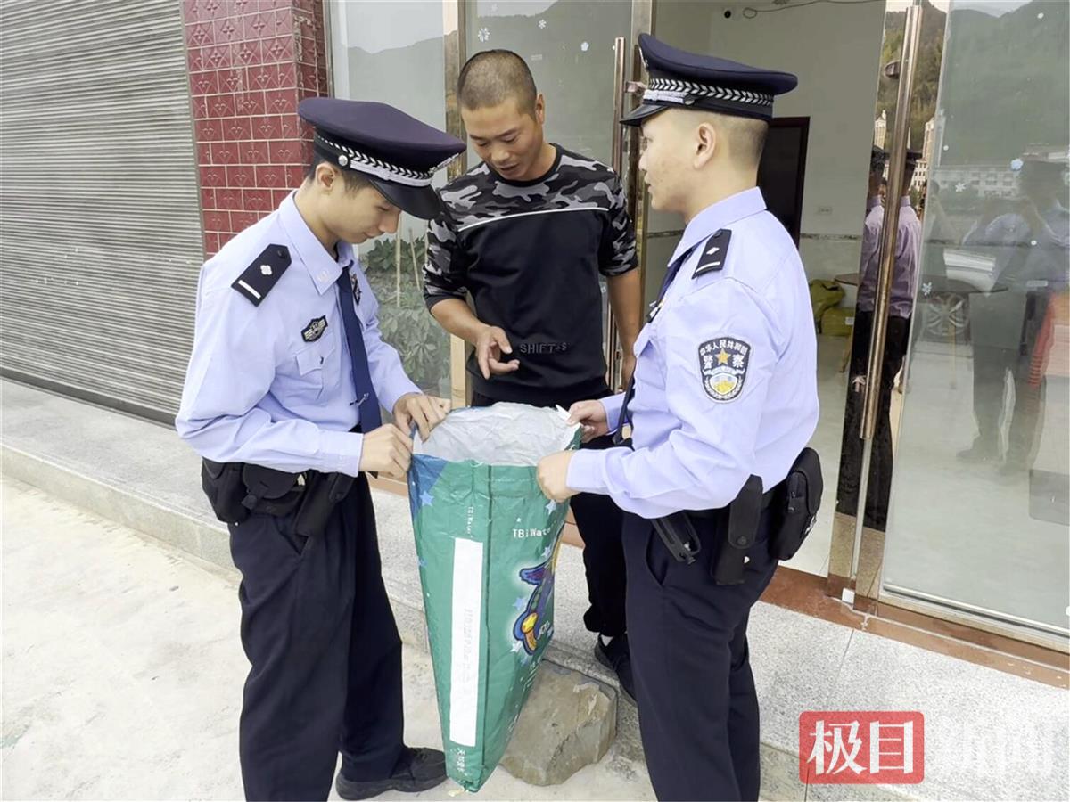 图2：热心群众将鼬獾交给民警.jpg