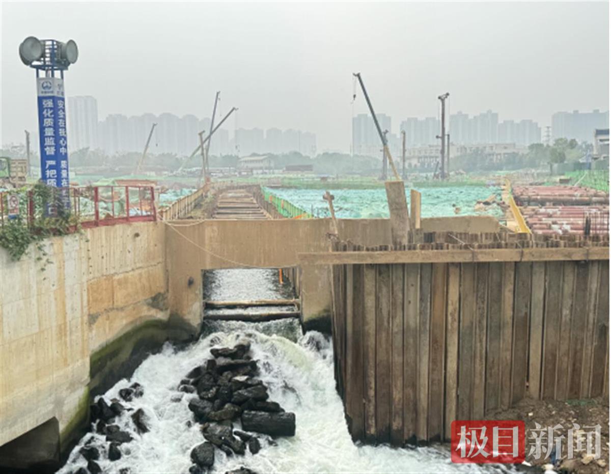 汉西污水处理厂三期工程正在进行尾水导流箱涵施工。.png