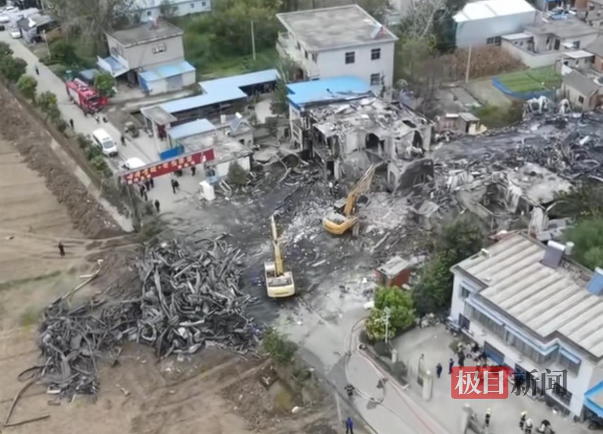 淮南自建房火灾致9人遇难，亲历者：撤离时只穿了条内裤，堂弟从二楼跳下逃生