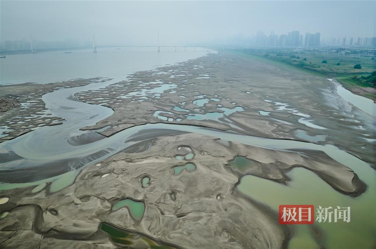 长江枯水现浅滩,水洼似翡连天际 | 极目新闻