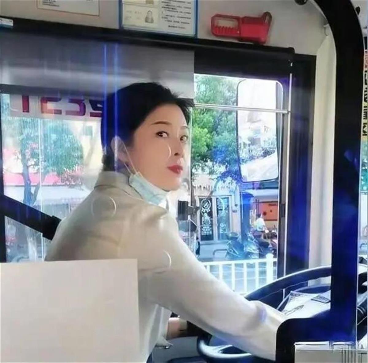 A重庆90后“公交西施”走红2.jpg