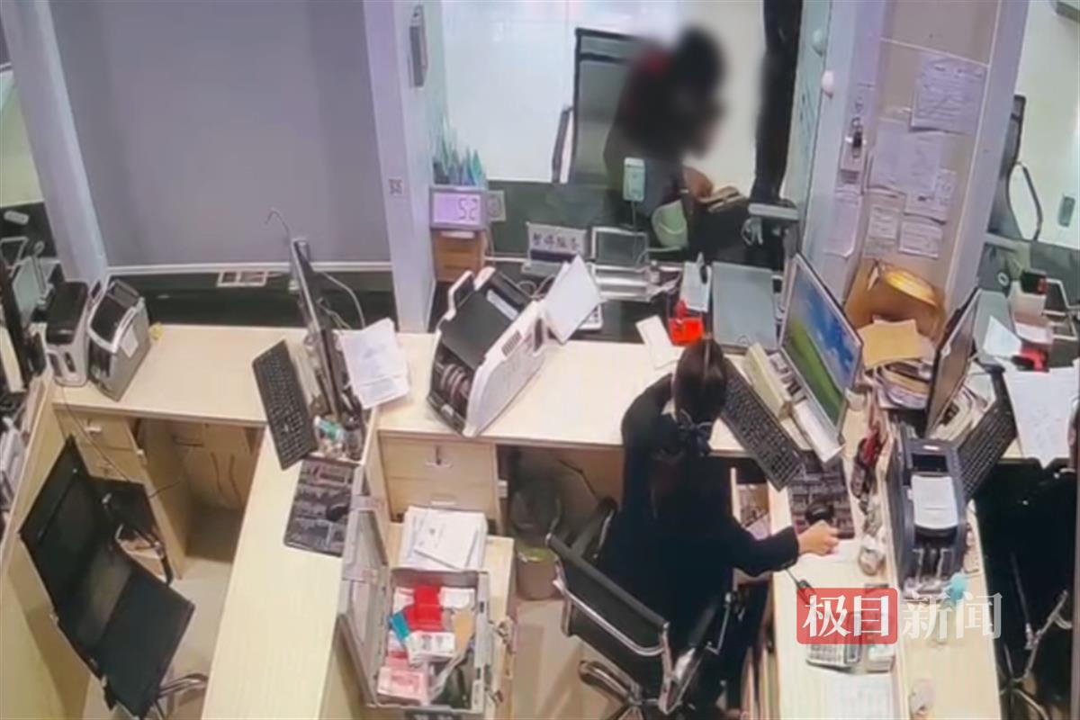 图一 老人在银行柜台准备转账.jpg