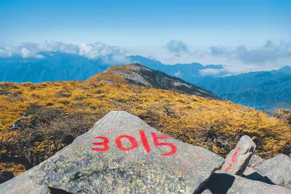 “情侣夜爬冰晶顶失温遇难”事件亲历者：两人穿的是春秋外套，冒风下山导致严重失温