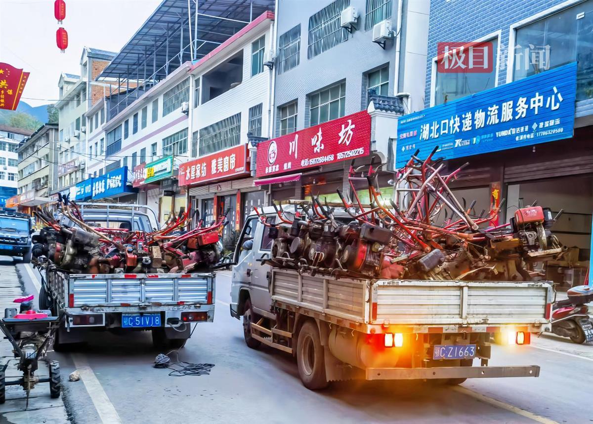 图为上门回收废旧农机具     王相和 摄.png