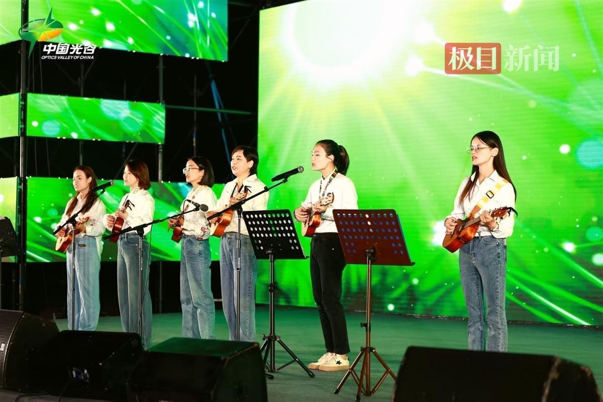 花山青年夜校学员表演.jpg