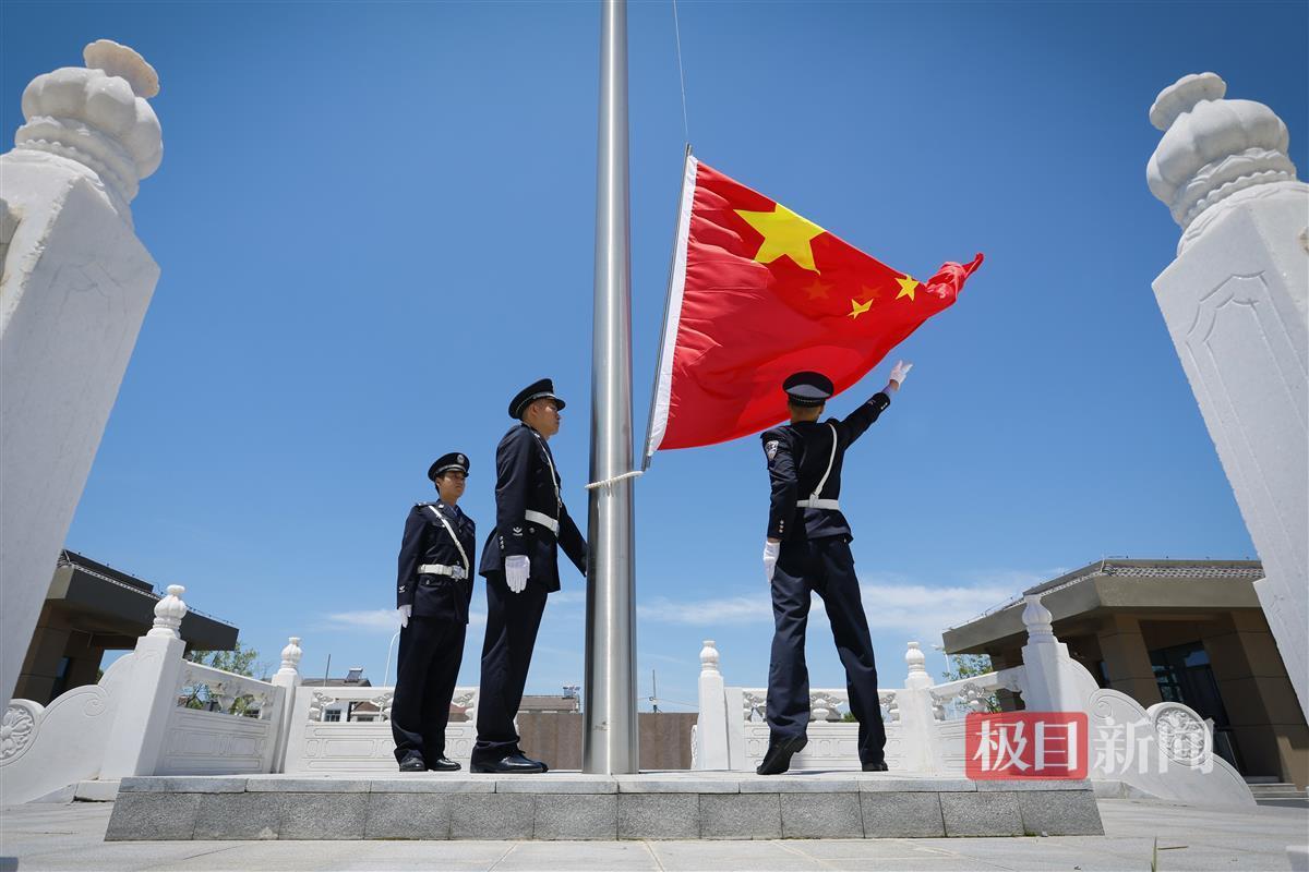 警旗猎猎心向党（通讯员 供图）.jpg