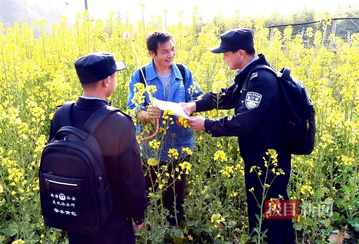 背包警务进田间（通讯员 供图）.jpg