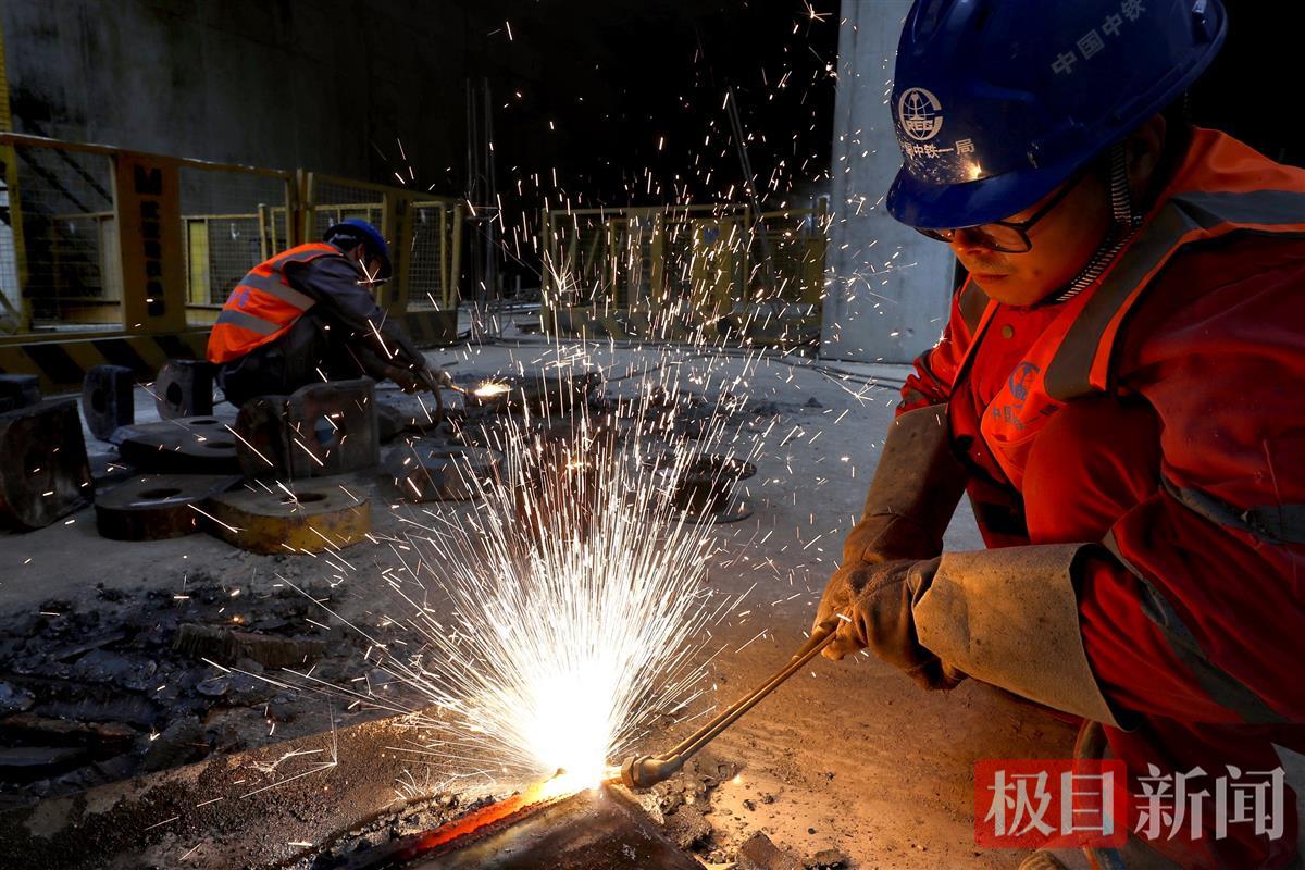 作业人员修复吊耳，准备吊装右线盾构机。袁永华 摄.jpg