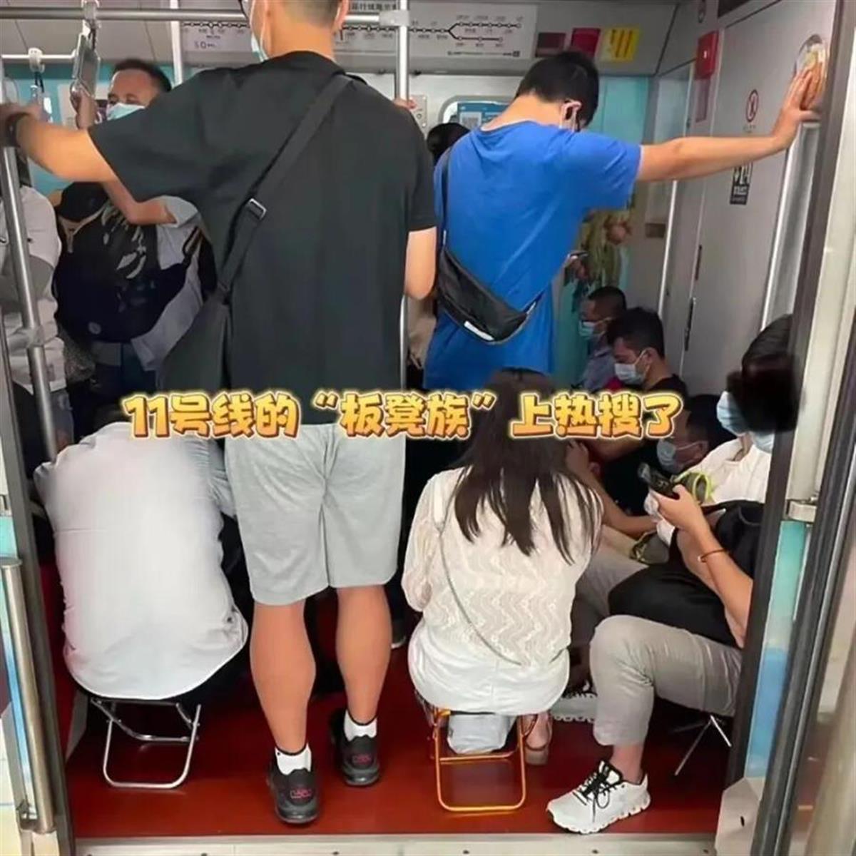 Ａ地铁“板凳族”让人进退两难，.jpg