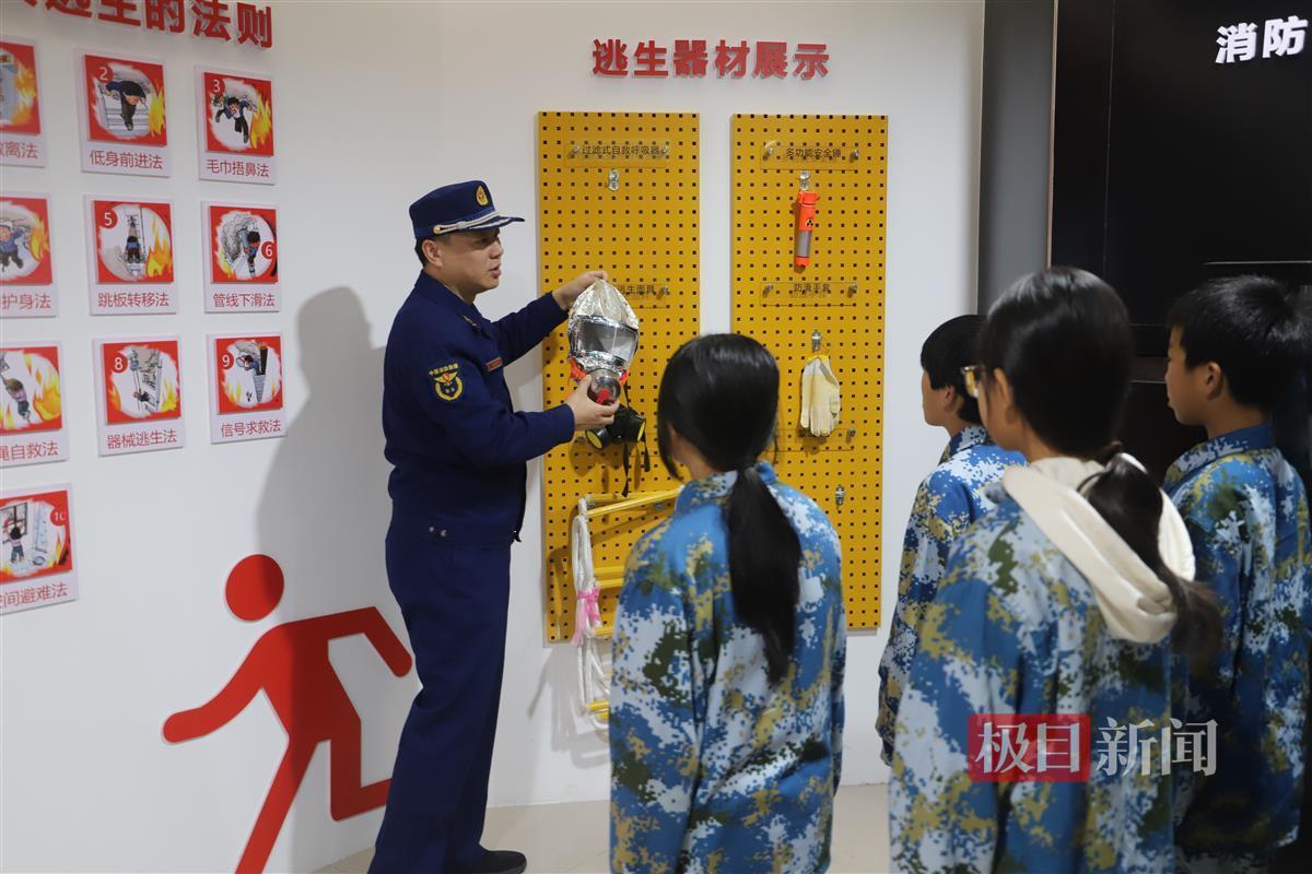 消防宣传员讲解逃生器材的使用方法.jpg