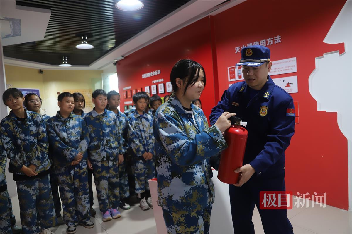 学生体验模拟灭火.jpg
