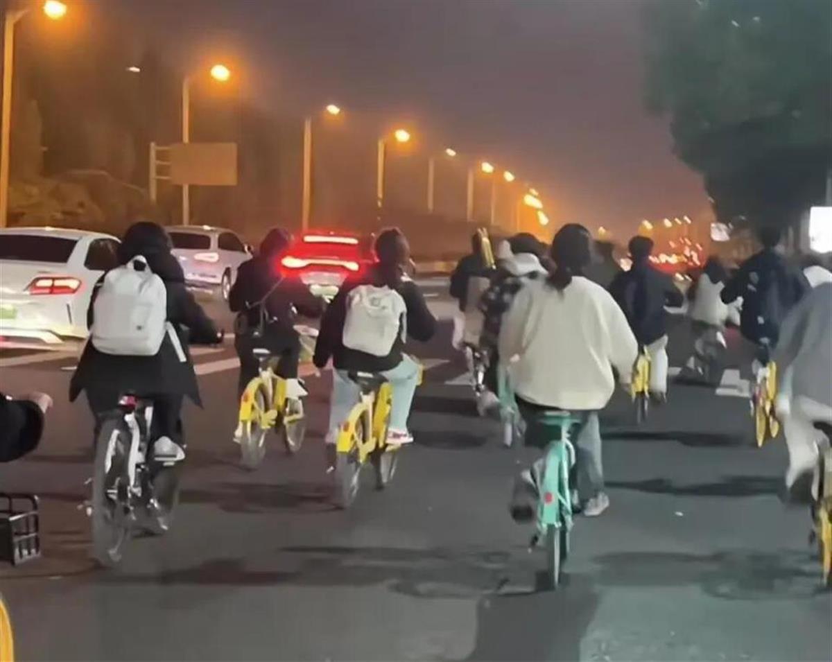A郑州大学生“夜奔”开封2.jpg