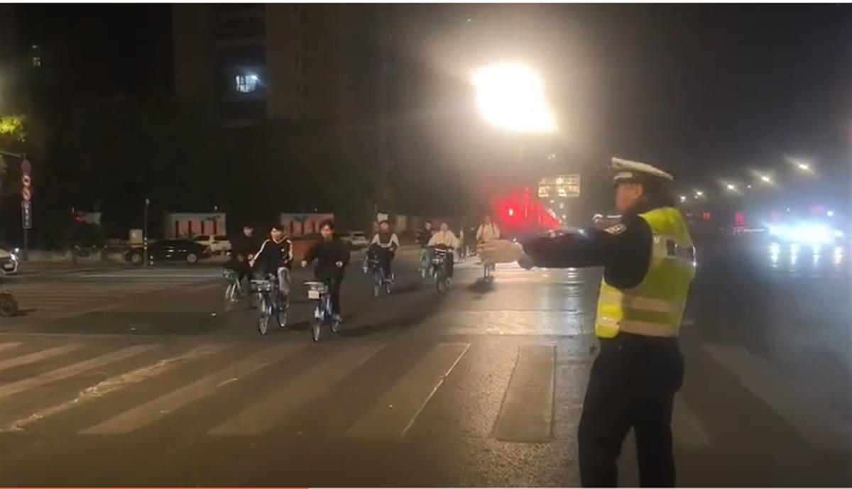A郑州大学生“夜奔”开封.png