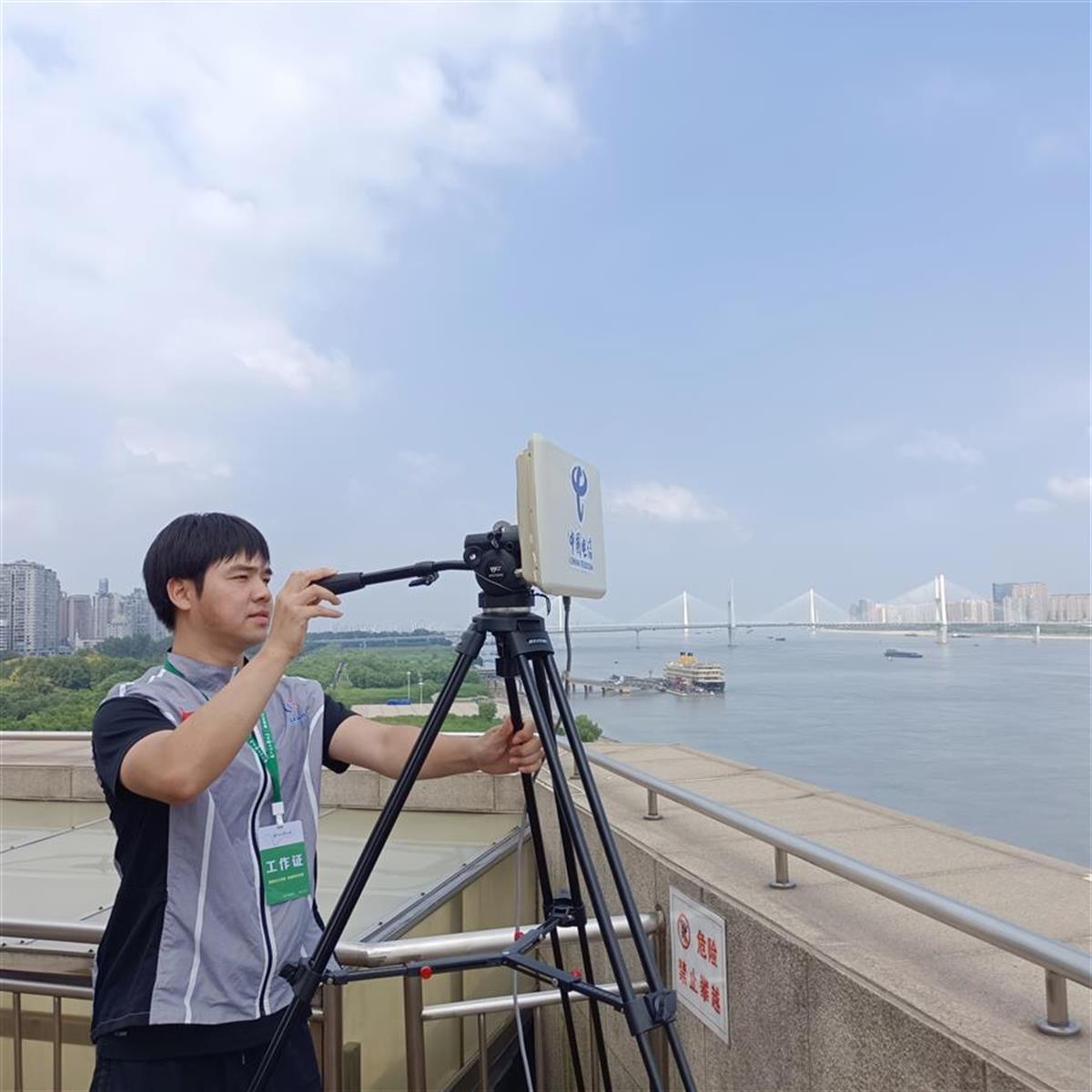 2面对宽阔的长江江面进行网络信号测试.jpg