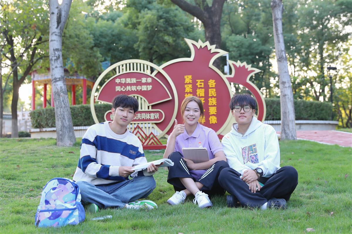 刘子夏和同学在学校石榴园合影.png