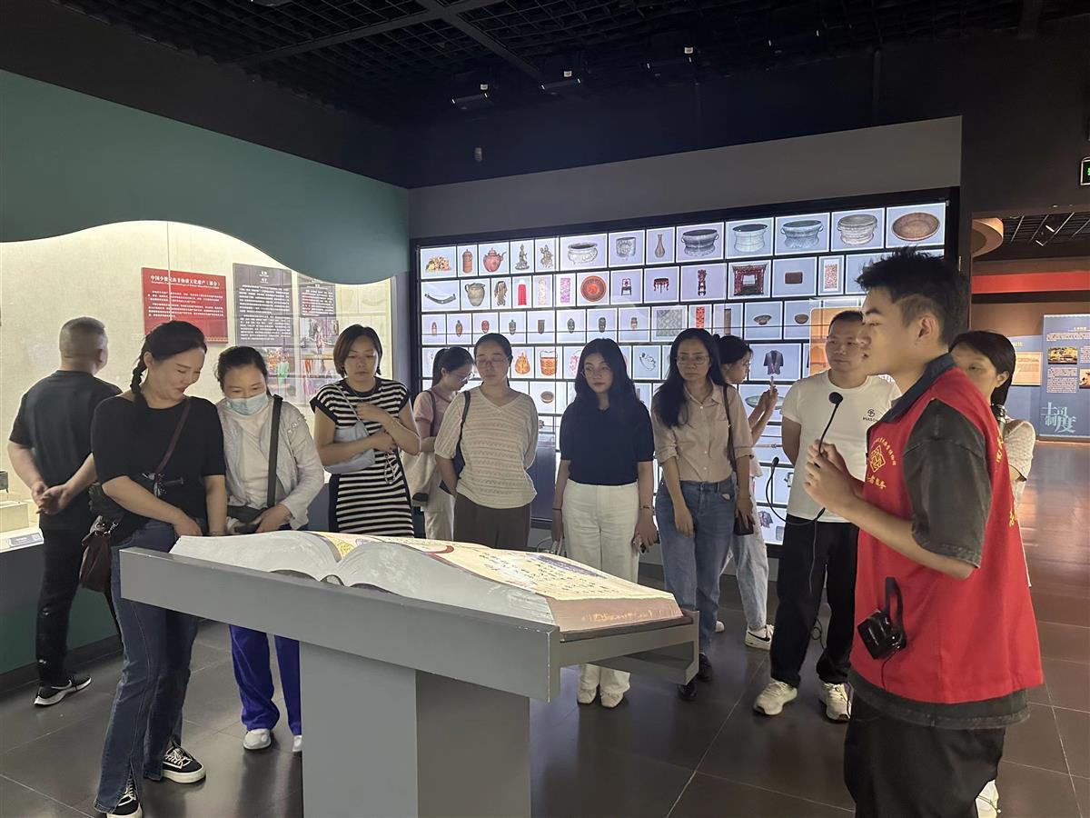 机关单位党员干部参观中南民大民族学博物馆.png