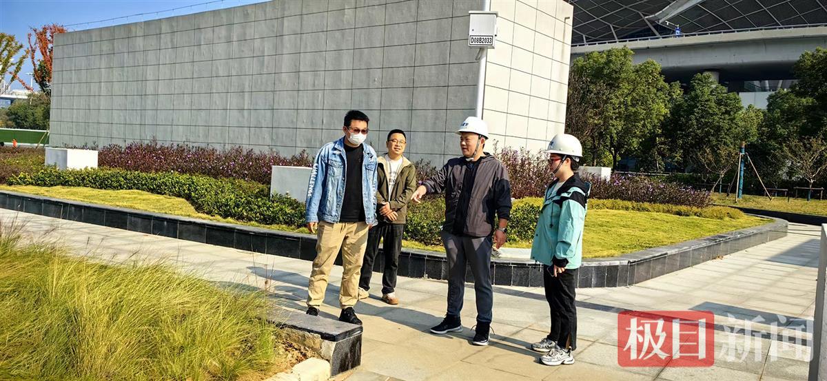 2、地铁19号线武汉站，建管站质监科工作人员检查绿化质量是否到位.jpg