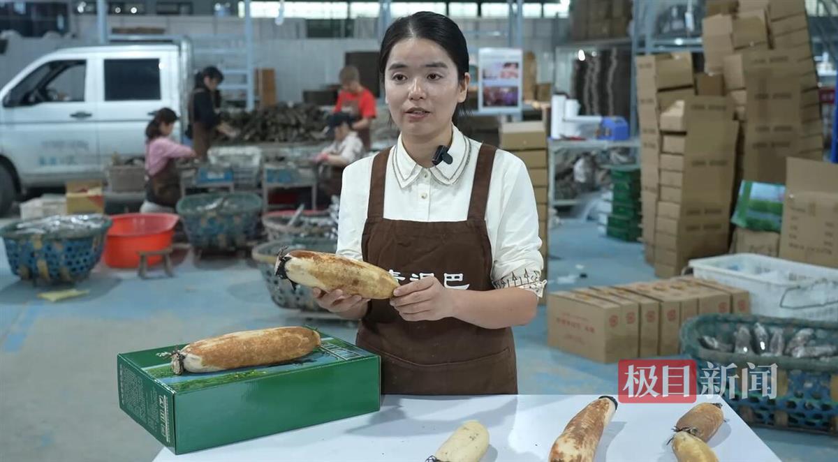 王文娟正在直播带货。（荆州融媒 供图）.jpg