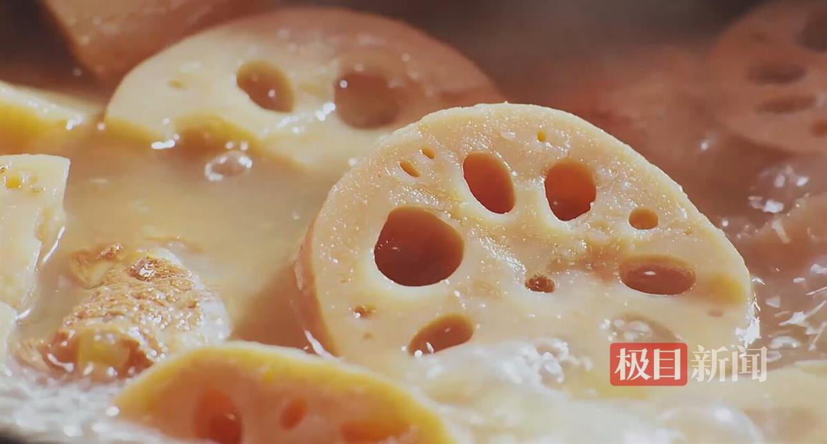 粉糯浓香的洪湖莲藕汤。（荆州融媒 供图）.jpg