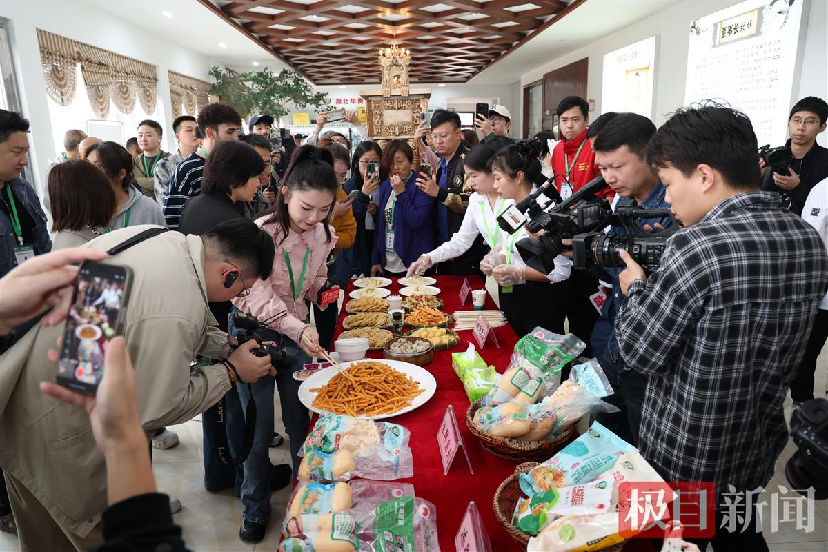 11.与会嘉宾在华贵食品公司参观 (荆州市融媒体中心供图).jpg