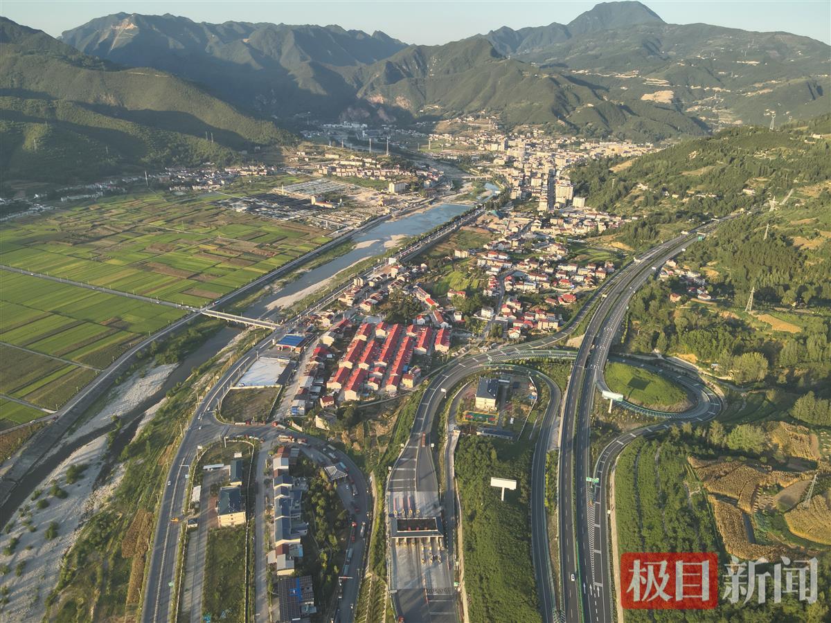 保神高速尧治河收费站匝道航拍——卢家国.JPG 保神高速尧治河收费站匝道航拍——卢家国.JPG