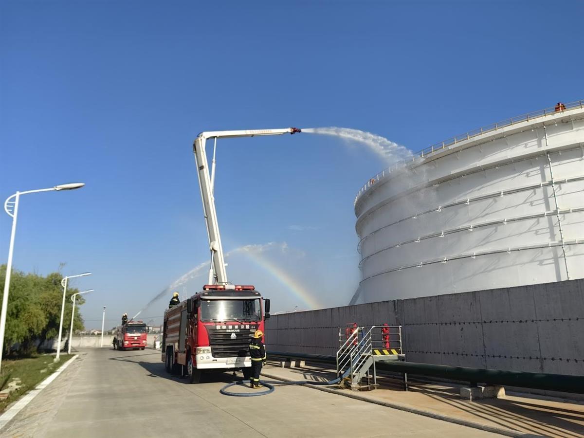 高喷射车正在为罐体降温。（通讯员 伍信则 摄）.jpg