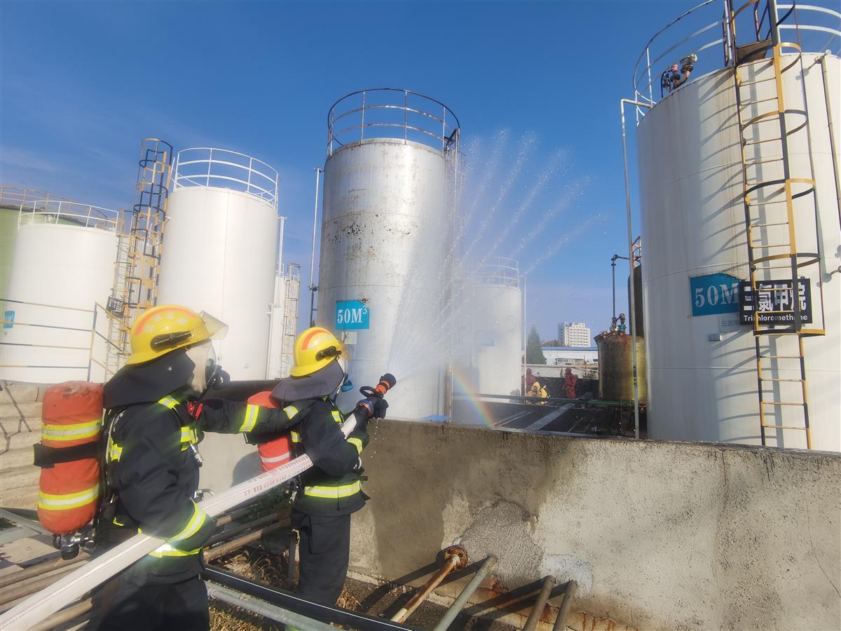 消防救援人员对氨气泄露区域洒水稀释。（通讯员 伍信则 摄）.jpg