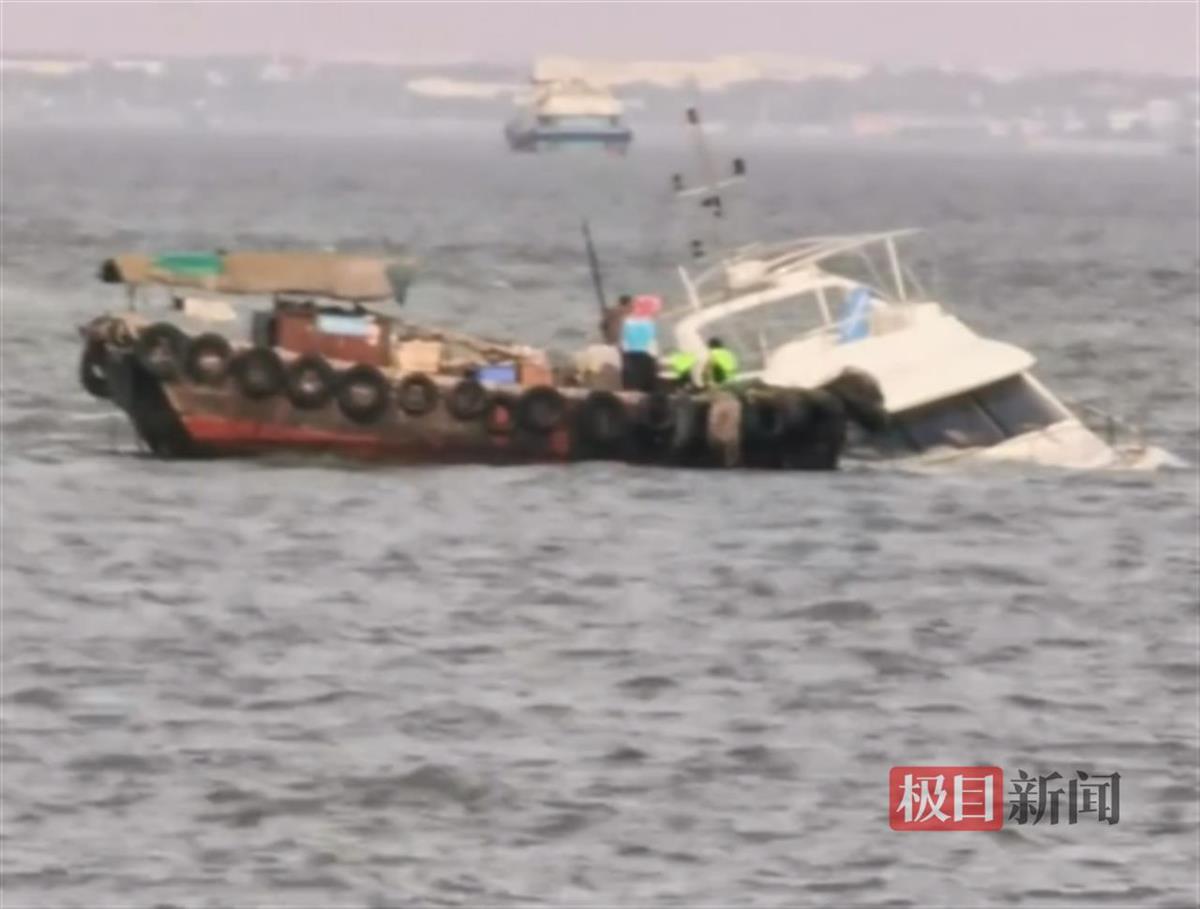 广西北海一小艇在码头附近海域沉没，海事局：船主抛锚后船进了水，无人员伤亡