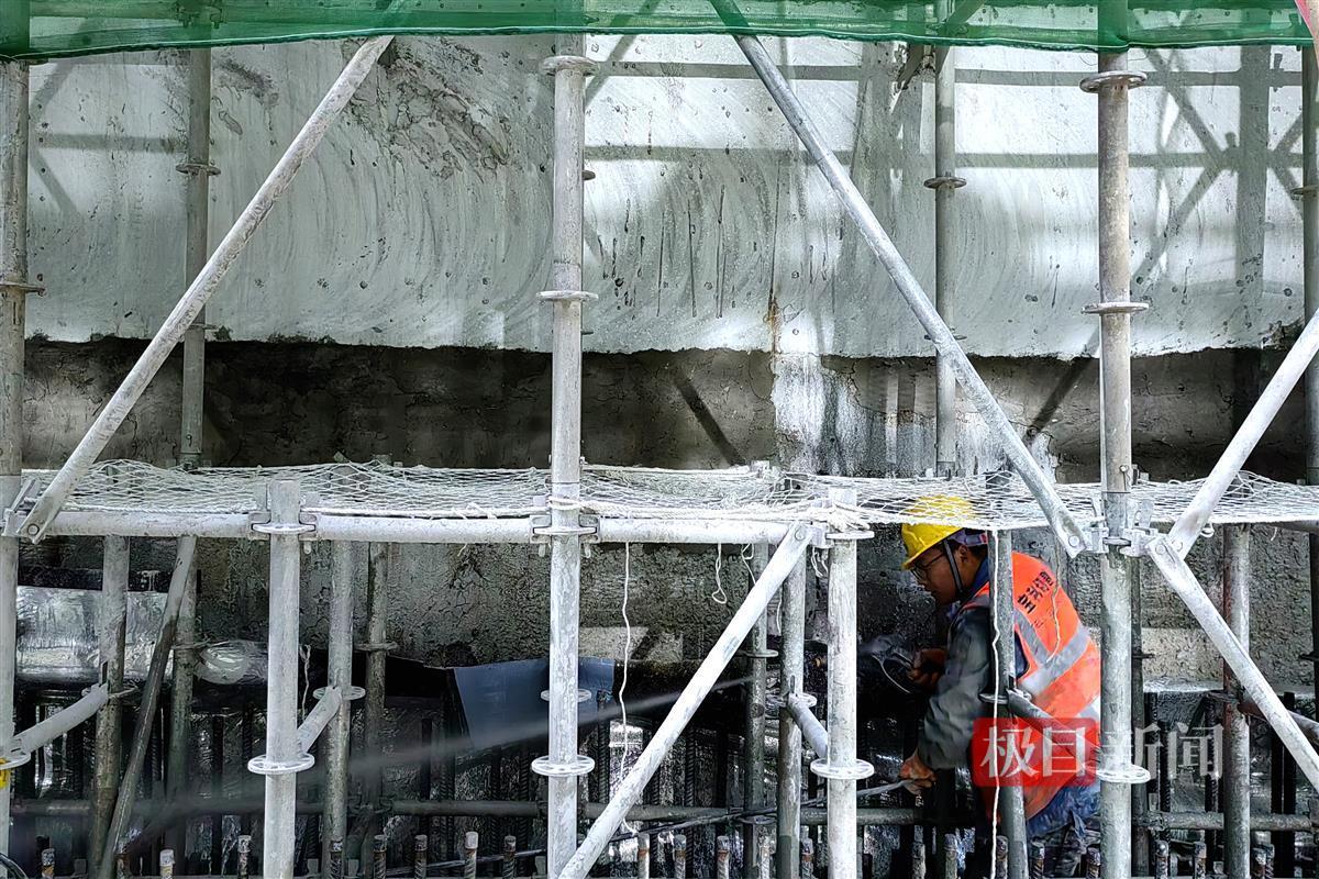 武汉地铁新港线西延线工业路站至北洋桥站区间风井基坑，作业人员冲洗施工缝，确保新旧混凝土之间有效粘结，防止施工缝处出现裂缝和渗漏现象。袁永华 摄.jpg