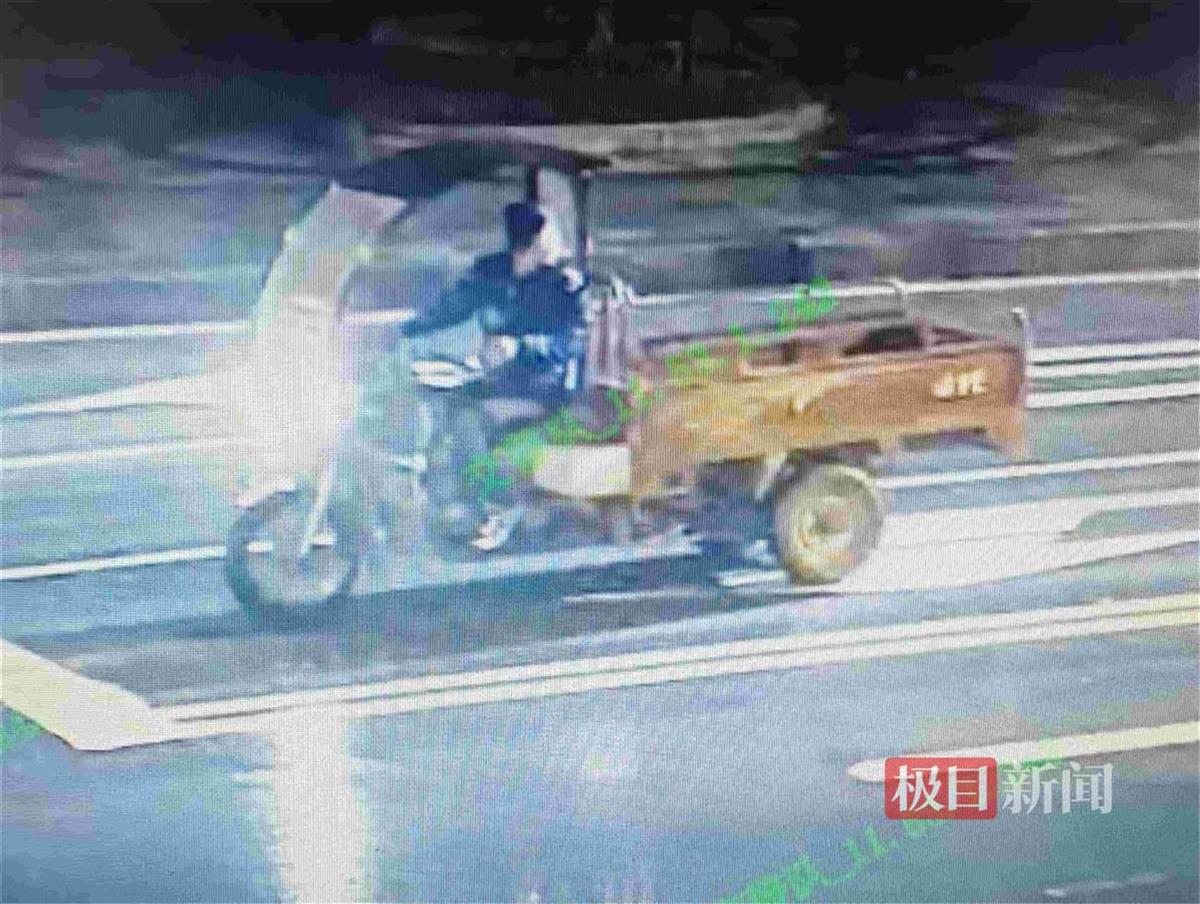 图2：交通肇事逃逸的红色三轮摩托车.jpg