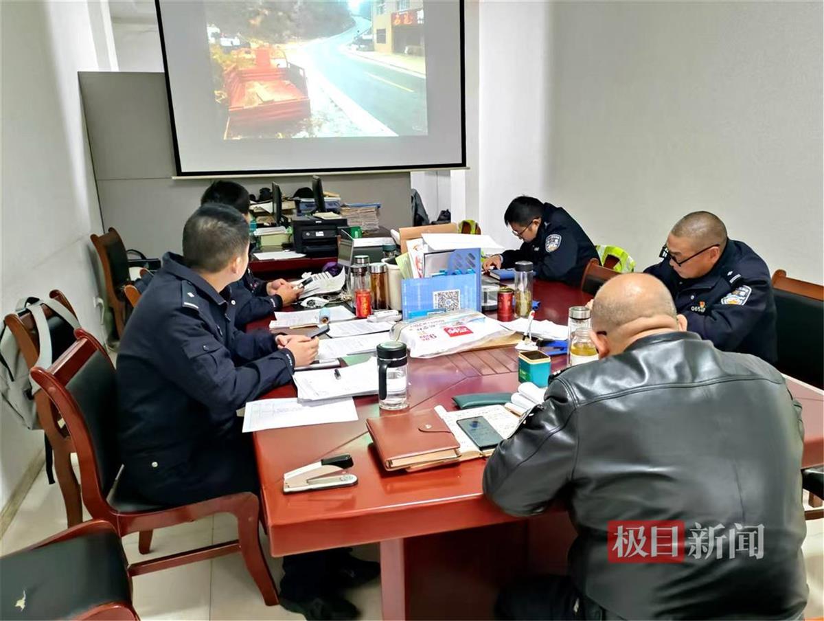 图4：交警锁定交通肇事逃逸三轮摩托.jpg
