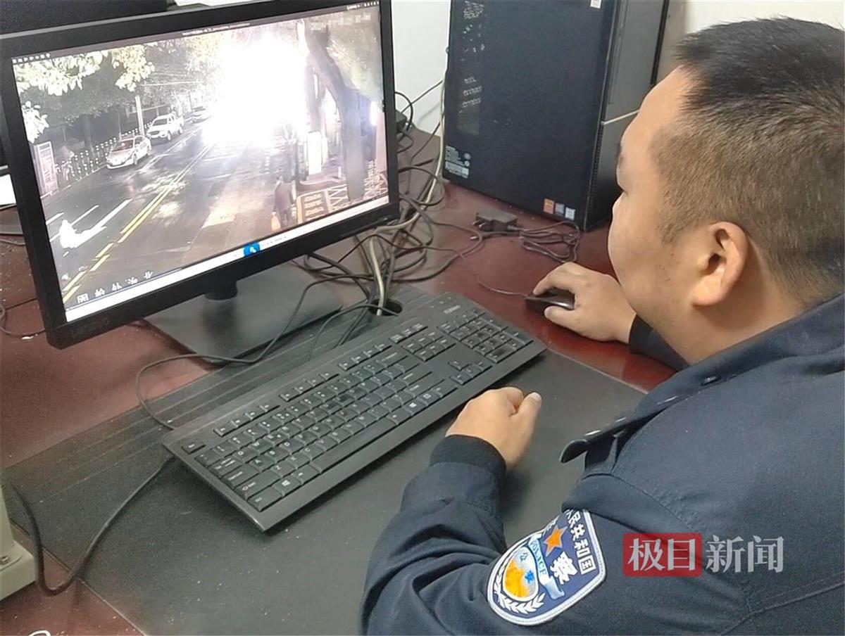 图5：交警在调看肇事越野车逃逸路线.jpg