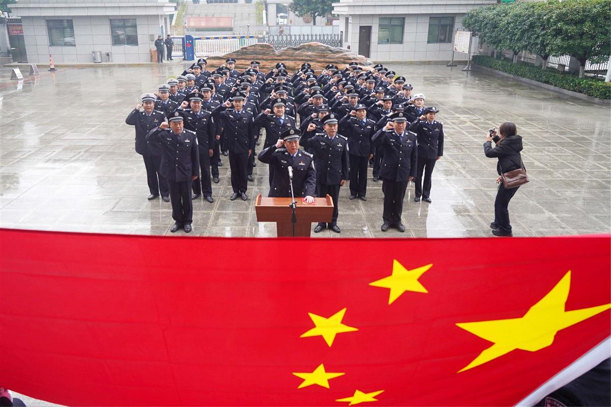 图2：保康警方在举行宪法宣誓仪式（通讯员李金荣 摄）.jpg