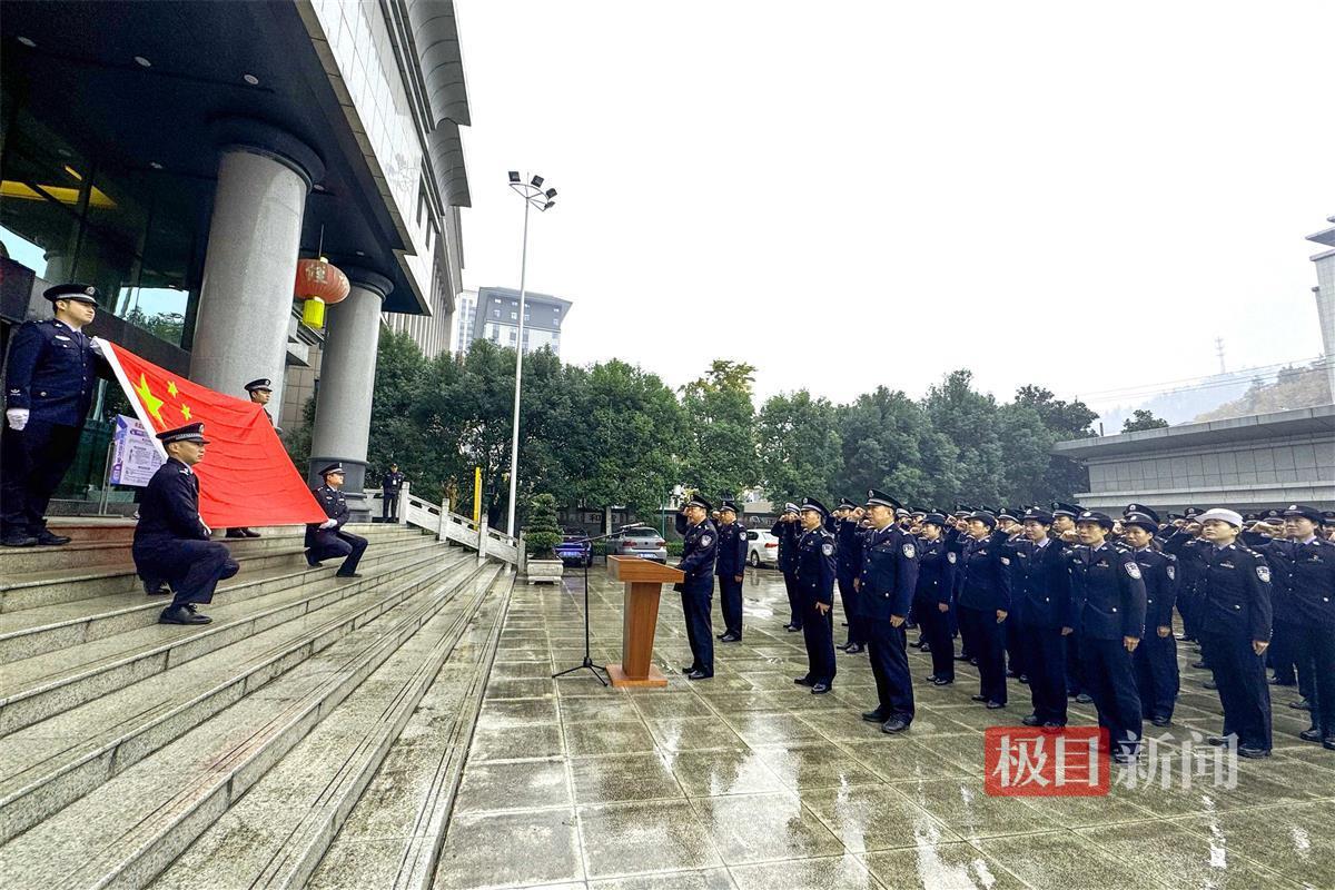 图3：保康警方在举行宪法宣誓仪式（通讯员李金荣 摄）.jpg